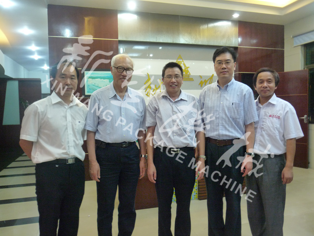 中國(guó)工程院院士段正澄、中國(guó)工程院院士、華中科技大學(xué)黨委書(shū)記邵新宇、廣東省智能機(jī)器人研究院院長(zhǎng)張國(guó)軍一行蒞臨新望公司考察指導(dǎo)