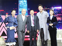 新望董事長(zhǎng)羅永輝與著名歌星劉尊老師、汪正正老師、郭津彤老師、主持人雅琪在北京電視臺(tái)錄制節(jié)目現(xiàn)場(chǎng)親切合影